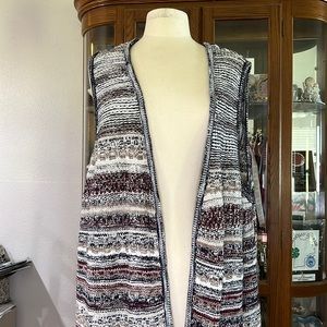 STRIPED SWEATER VEST WITH FRINGED HEMLINE FROM CATO